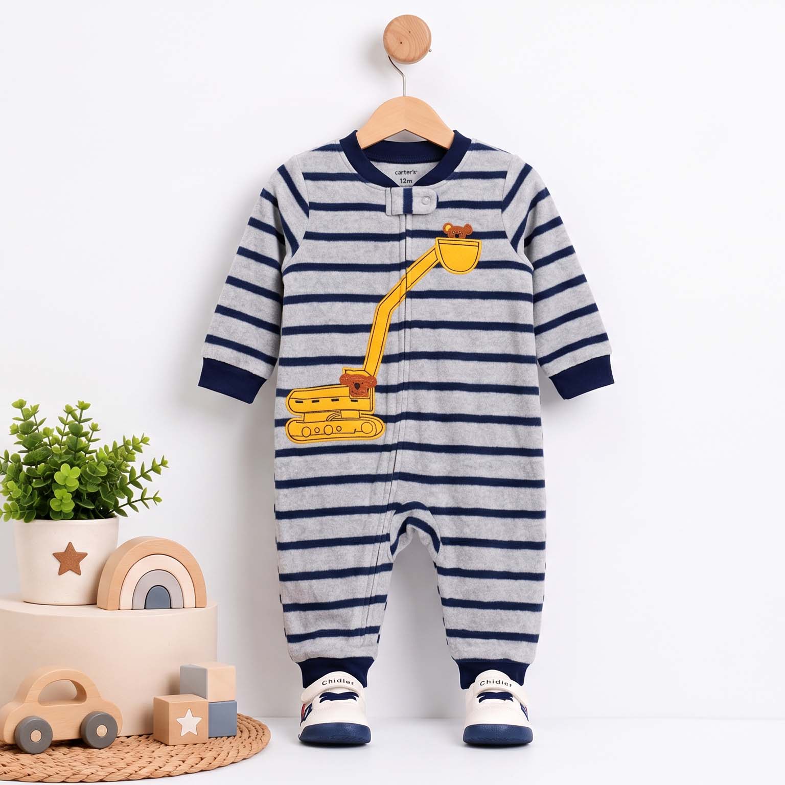 Baby_sleeper_hanging_on_hanger_2K_20260921221038