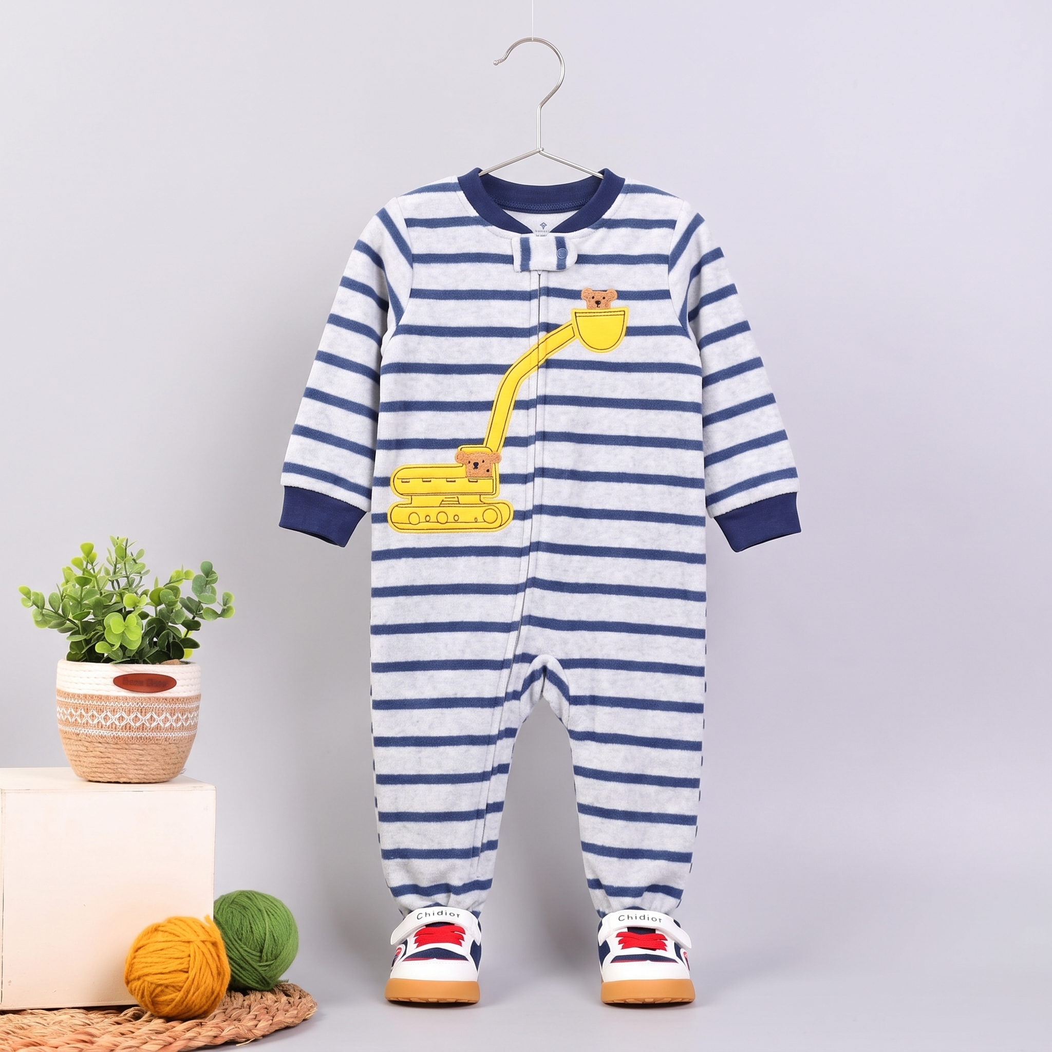 Hanging_baby_sleeper_on_hanger_2K_20260912202543