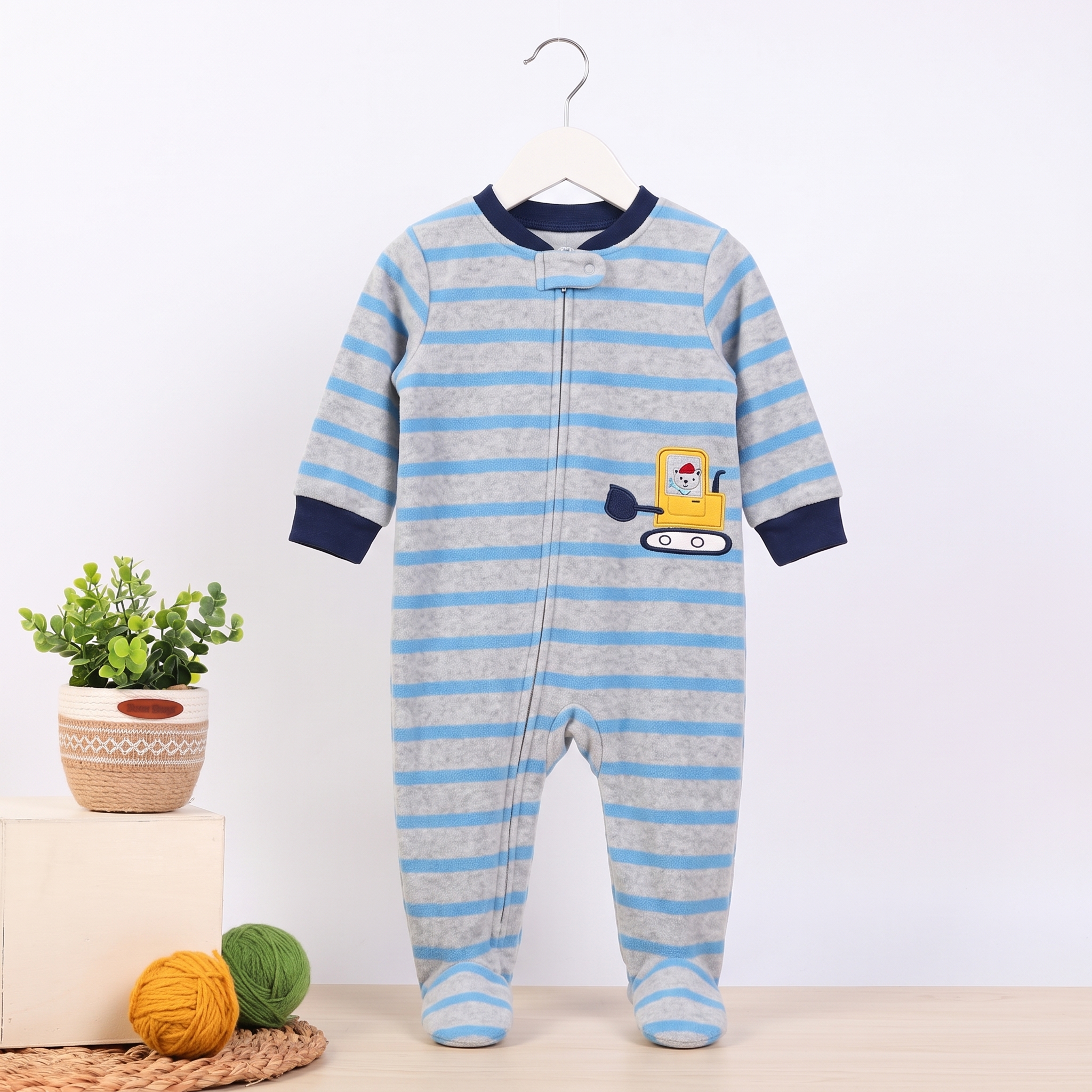 Hanging_baby_sleeper_with_plant_2K_20260912191616