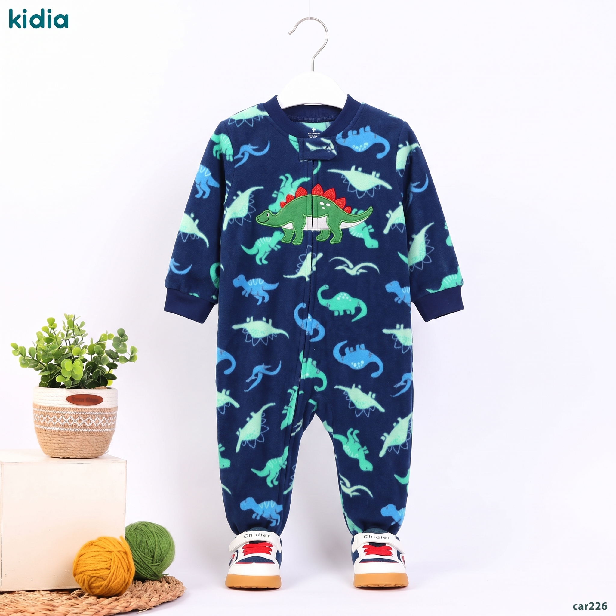 Placing_baby_sleeper_on_hanger_2K_20260912191833