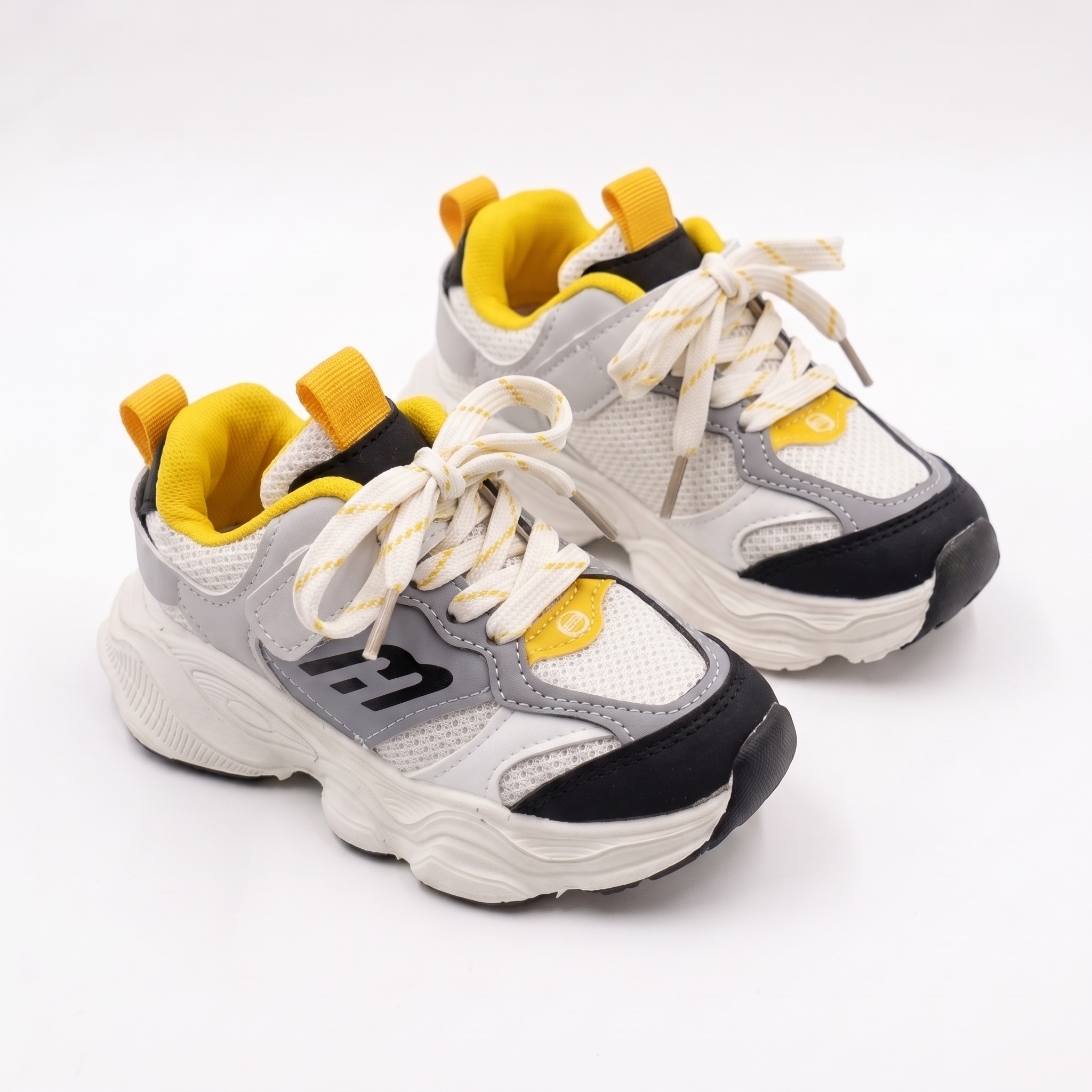 Athletic_sneakers_product_photog…_2K_20261013111234