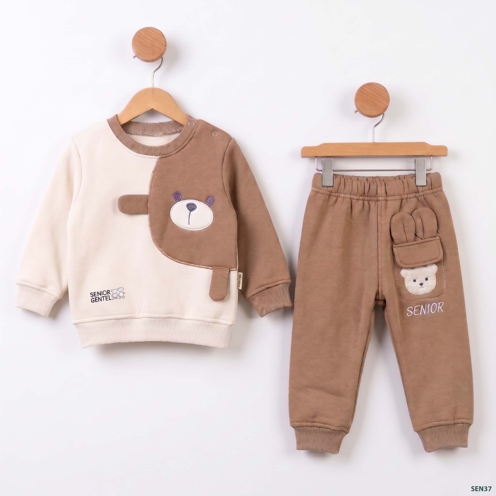 Baby_clothing_set_hanging_921fc4de_2K