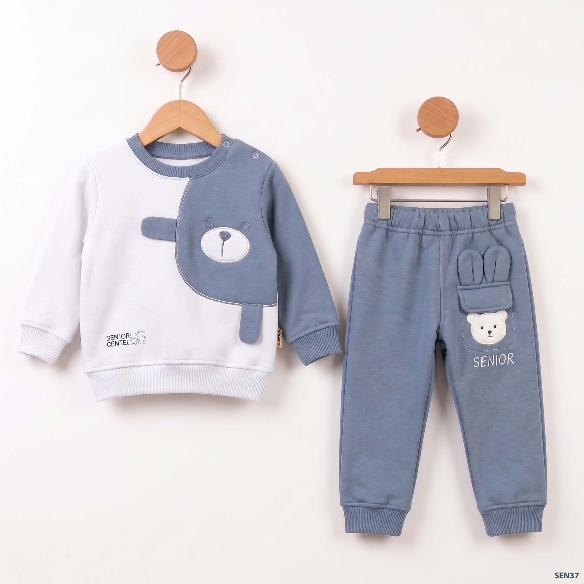 Baby_clothing_set_hanging_on_0853a581_2K