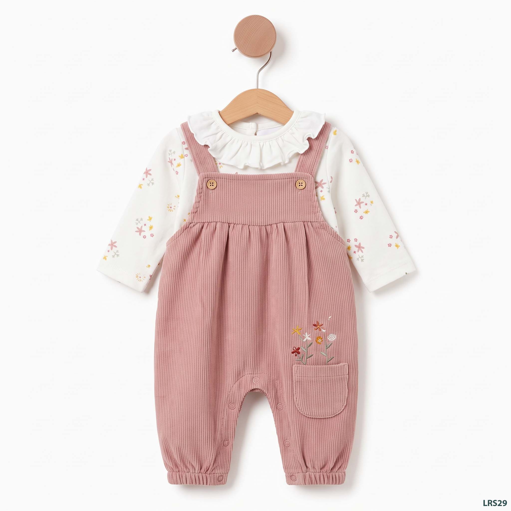 Baby_outfit_hanging_on_hanger_2K_20261020170649