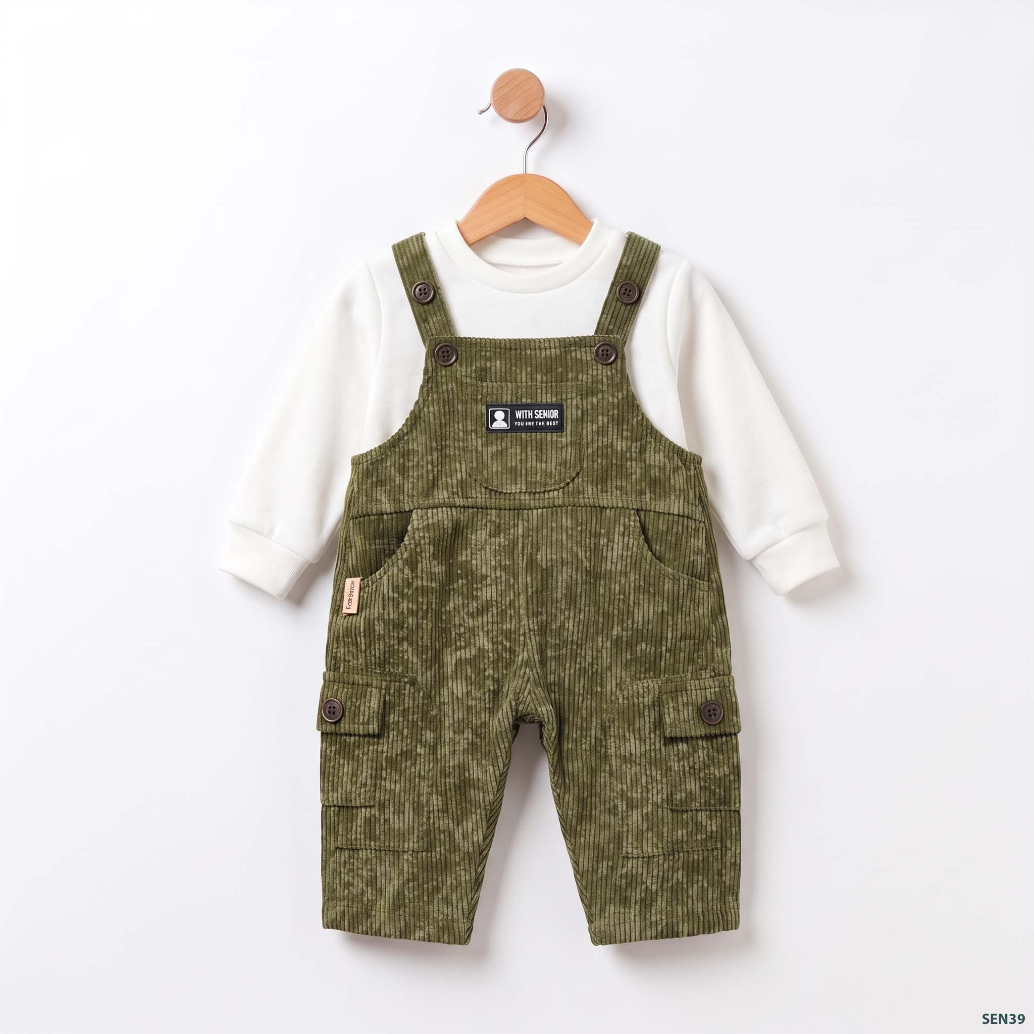 Baby_outfit_hanging_on_hanger_af8fa945_2K