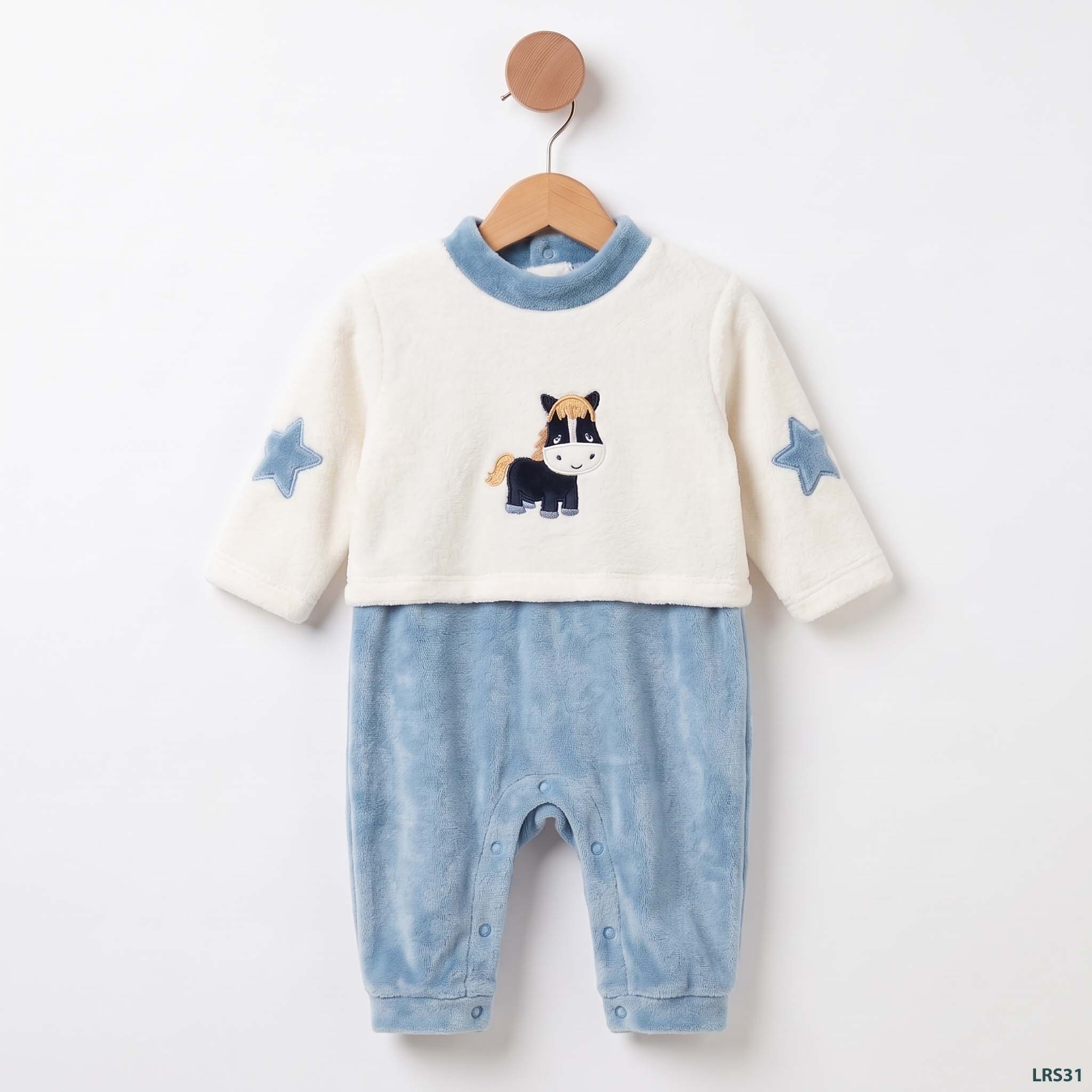 Baby_outfit_on_hanger_2K_20261020165631