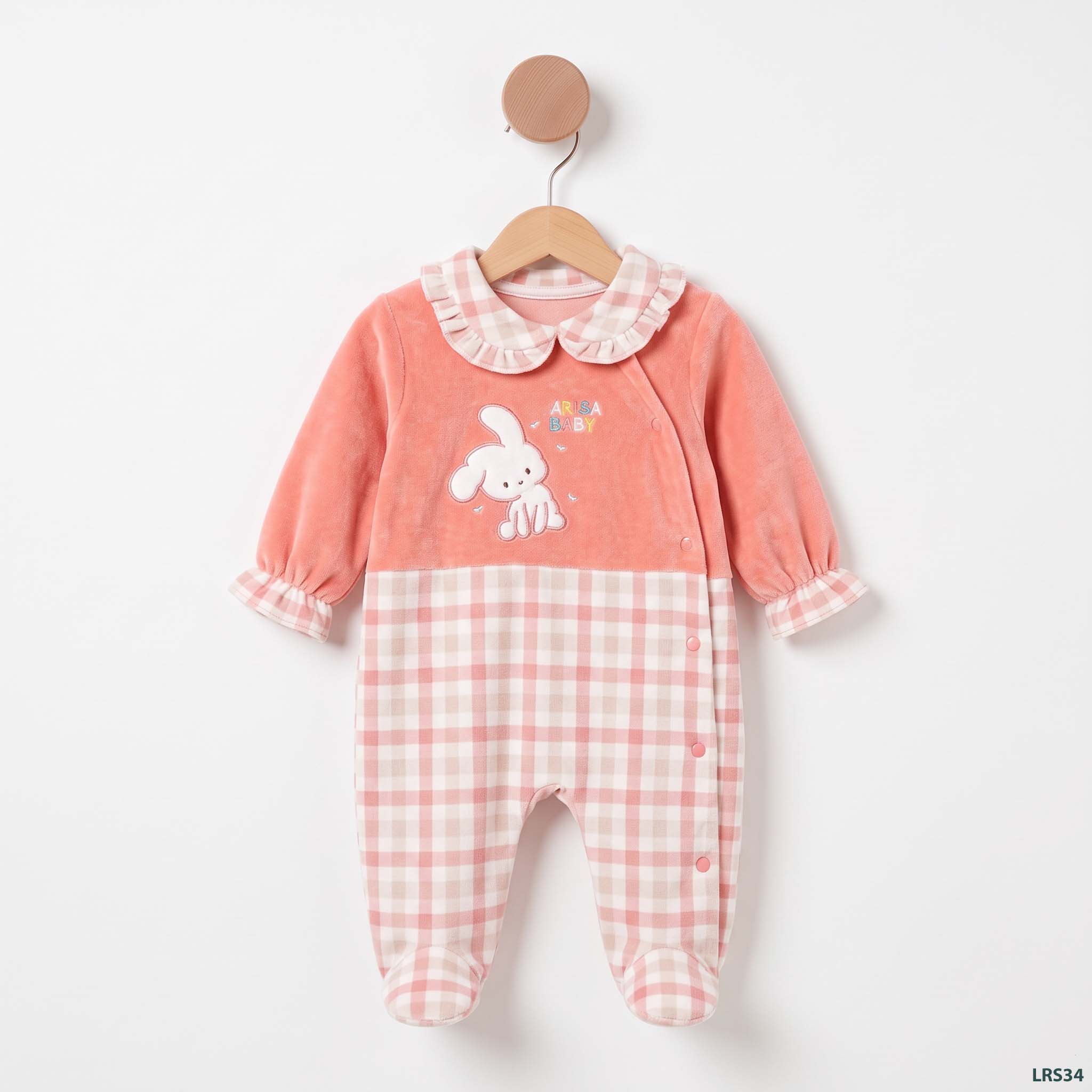 Baby_sleeper_hanging_on_hanger_2K_20261020191154