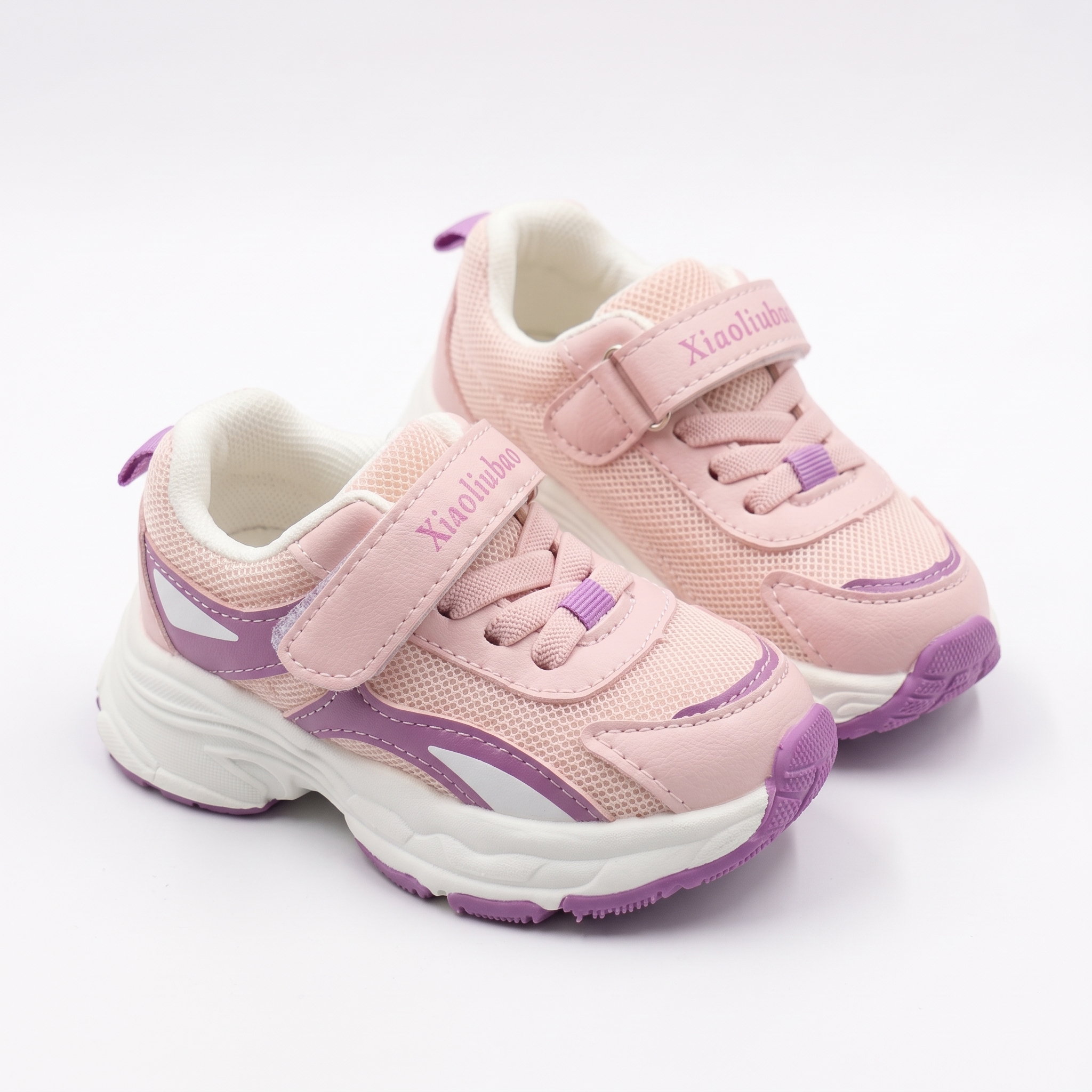 Baby_sneakers_in_white_studio_2K_20261012174130