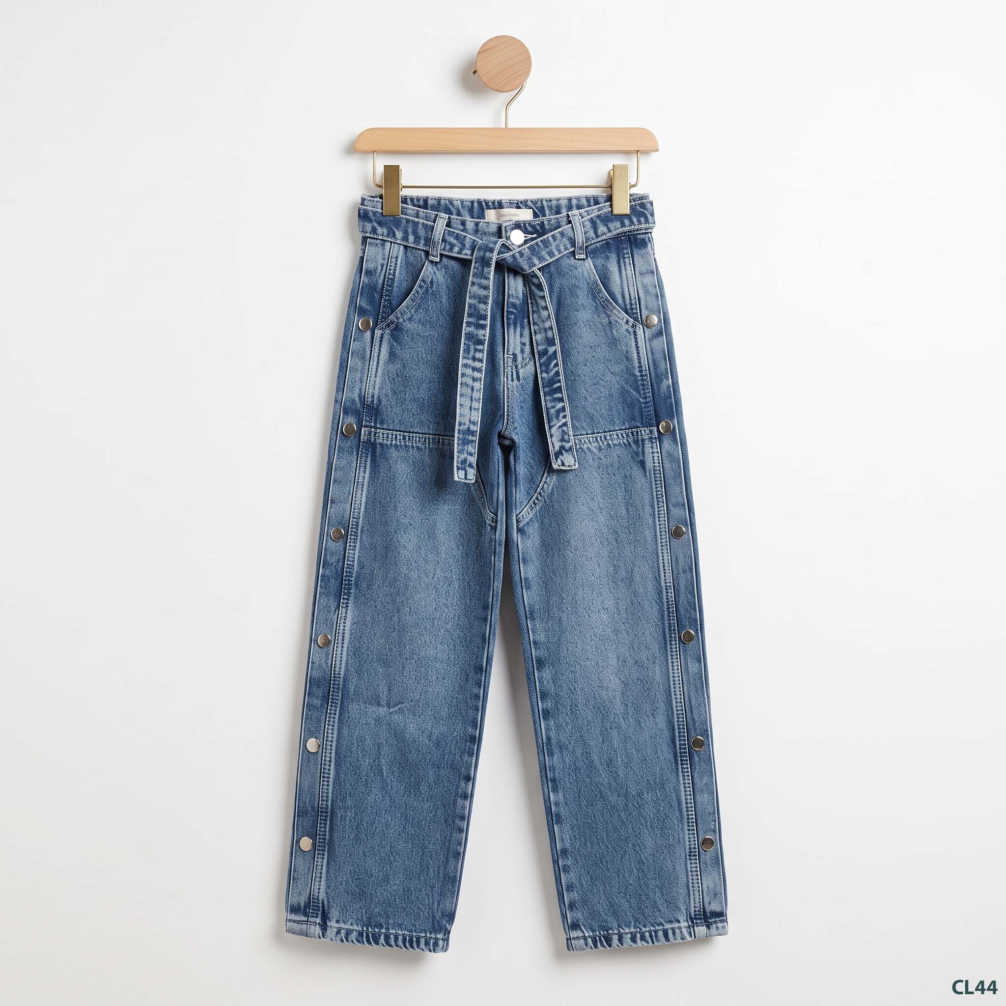 Blue_denim_jeans_on_hanger_2K_20261010184036
