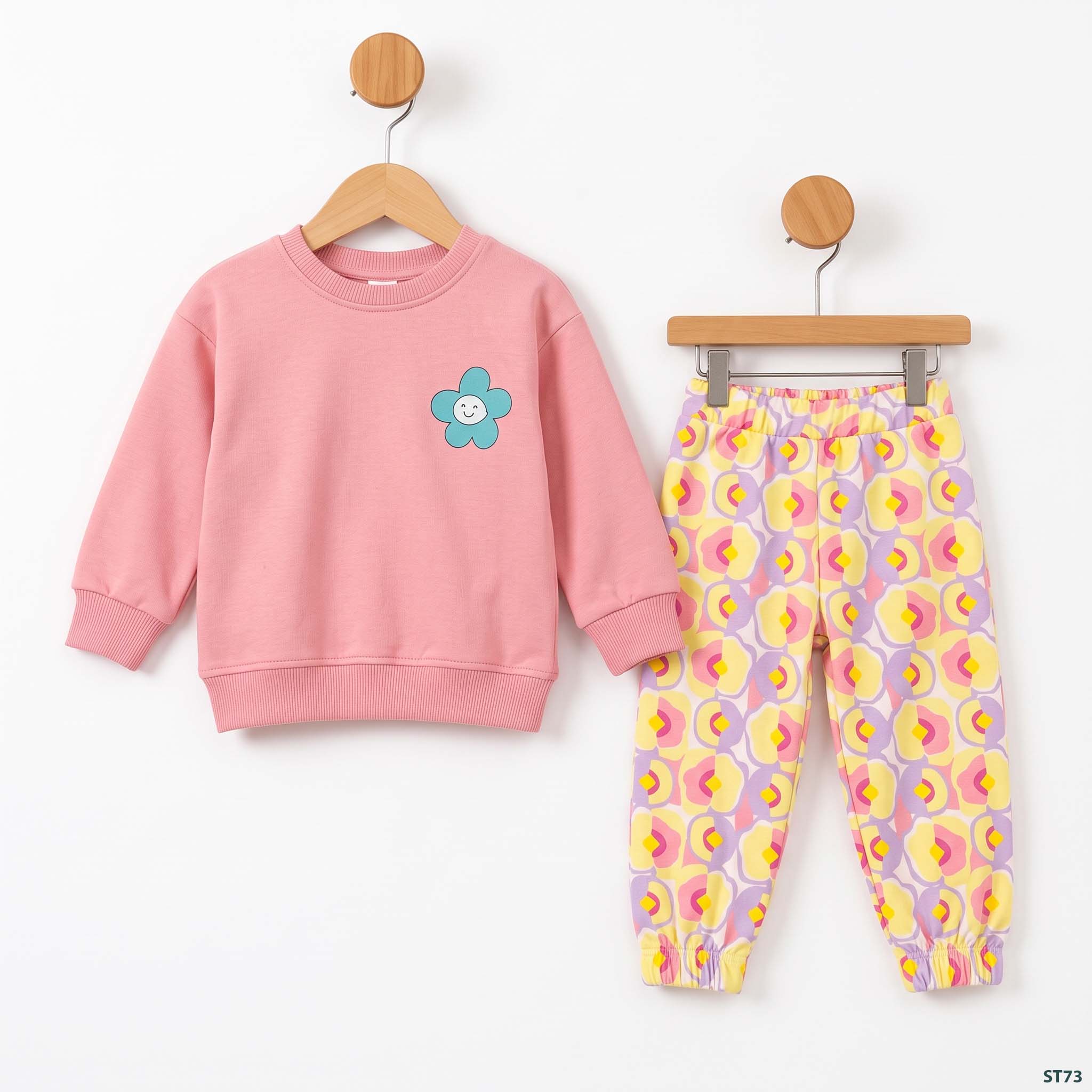 Children_clothing_set_on_hangers_2K_20261007131855