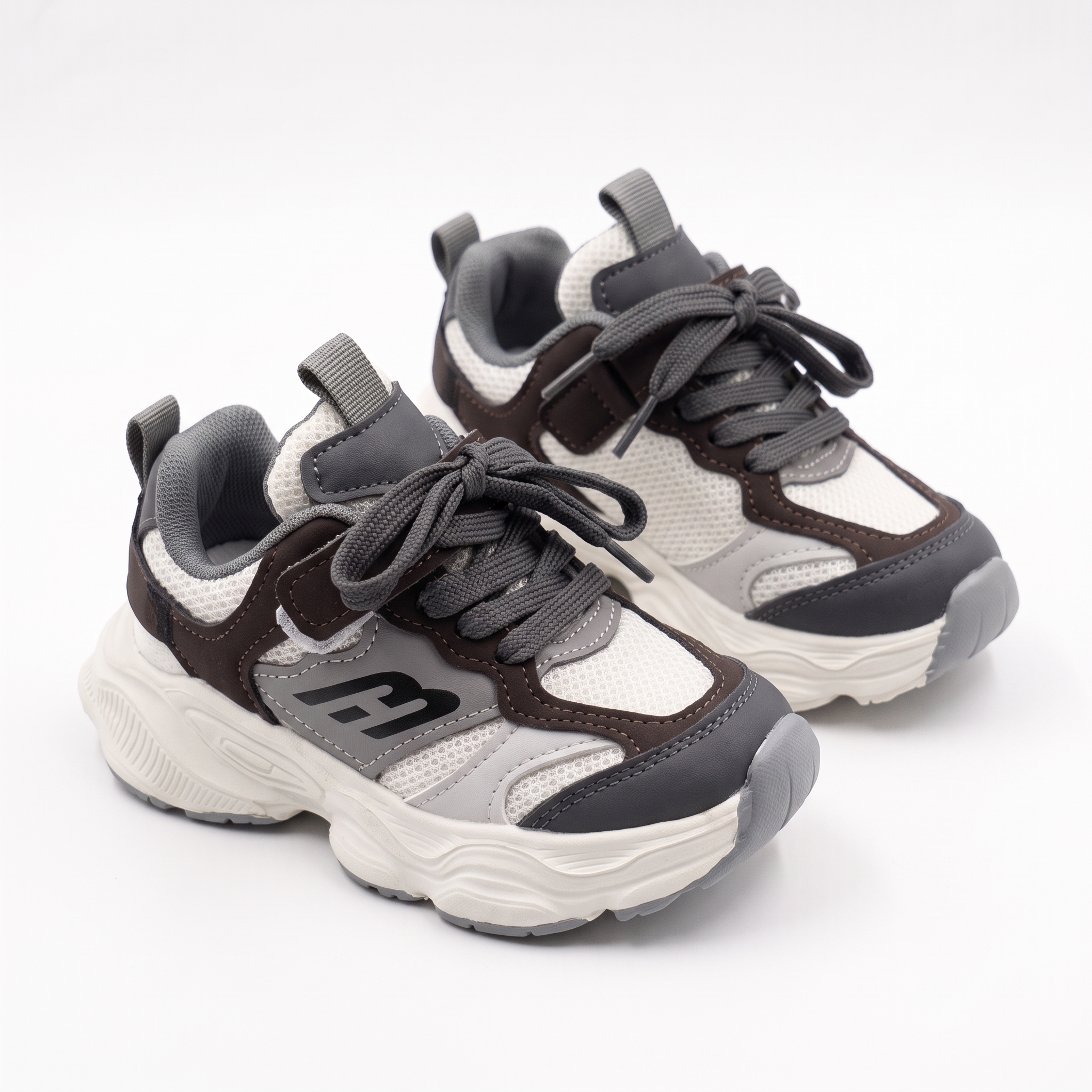 Children_sneakers_on_white_backg…_2K_20261013111237