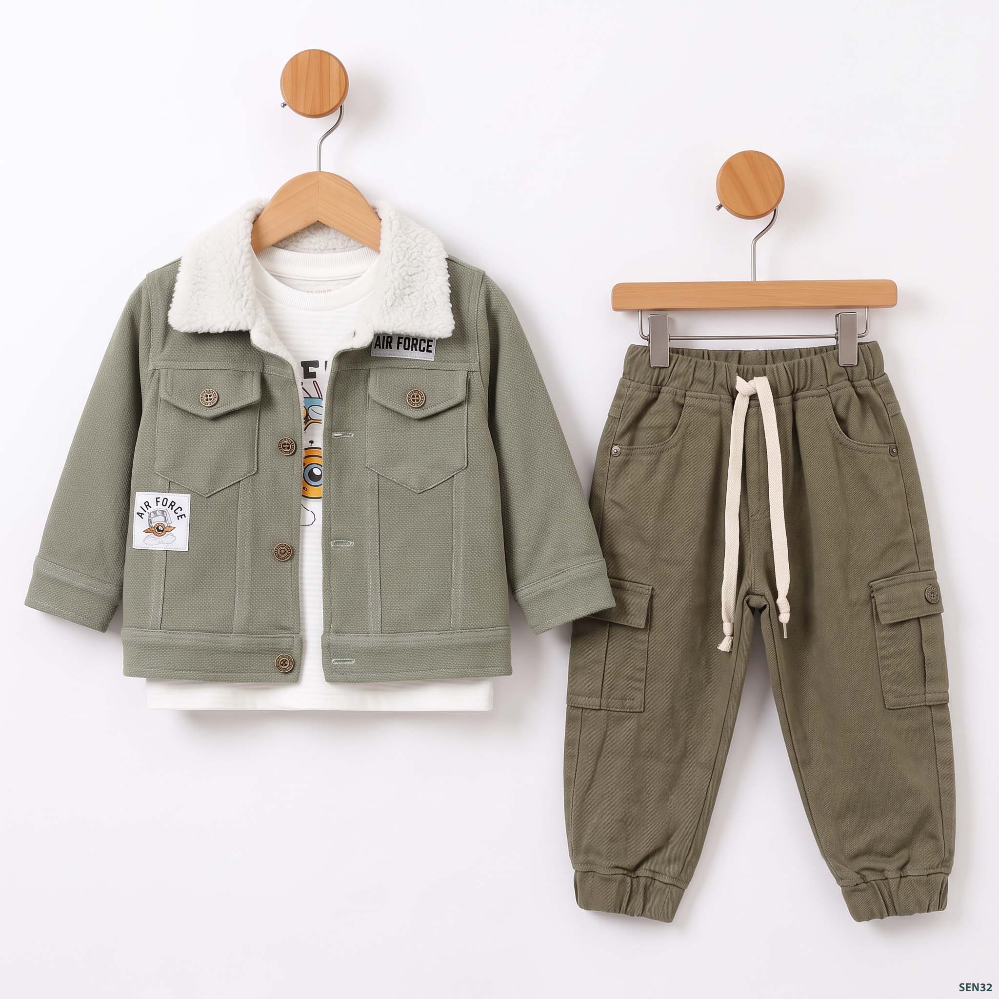 Childrens_clothing_set_hanging_2K_20261018153559