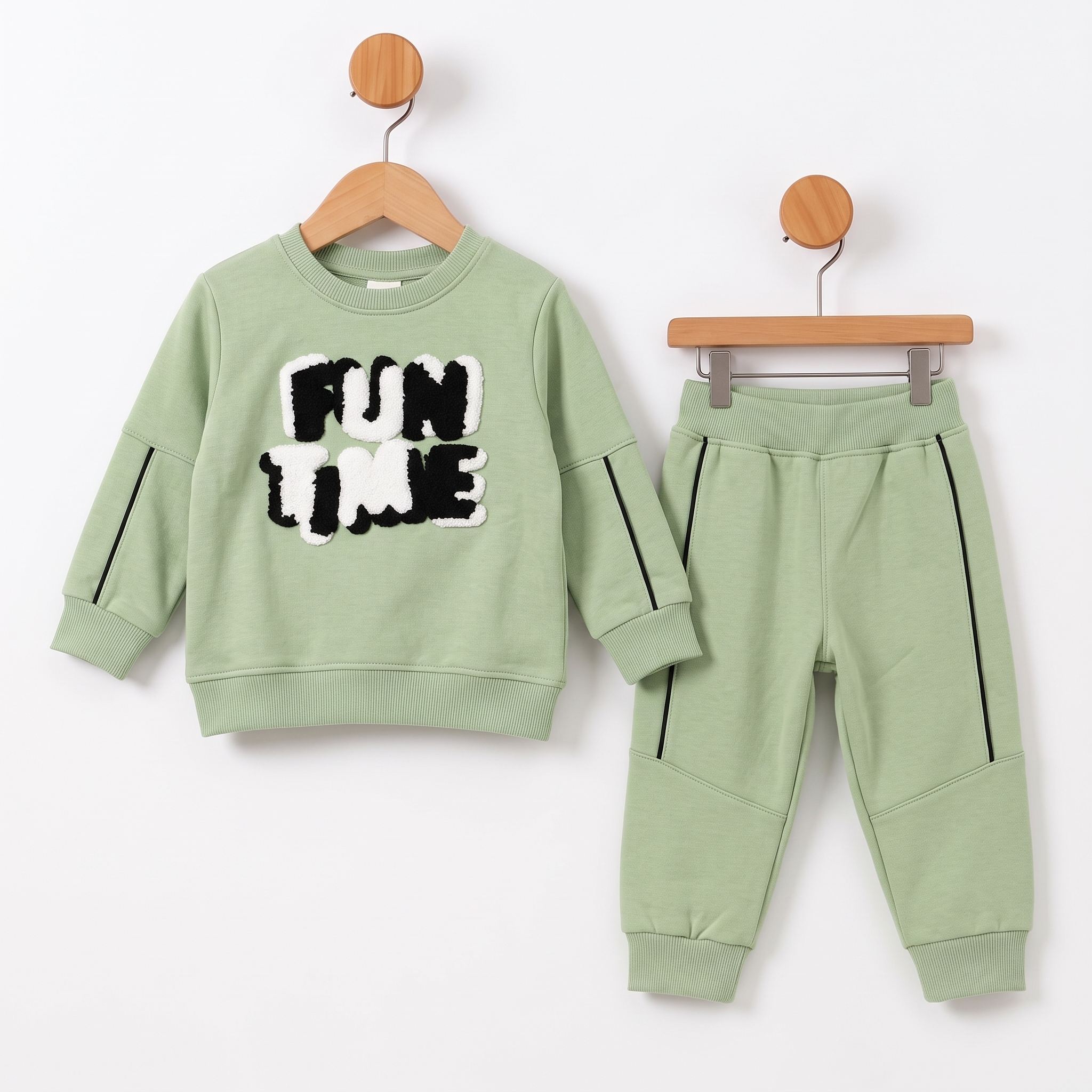 Green_baby_sweatshirt_and_sweatp…_2K_20261008200525