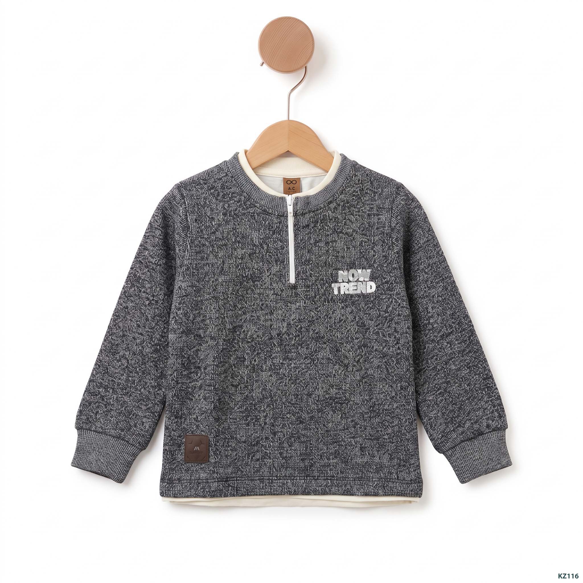 Grey_sweatshirt_hanging_on_hanger_2K_20261001191218