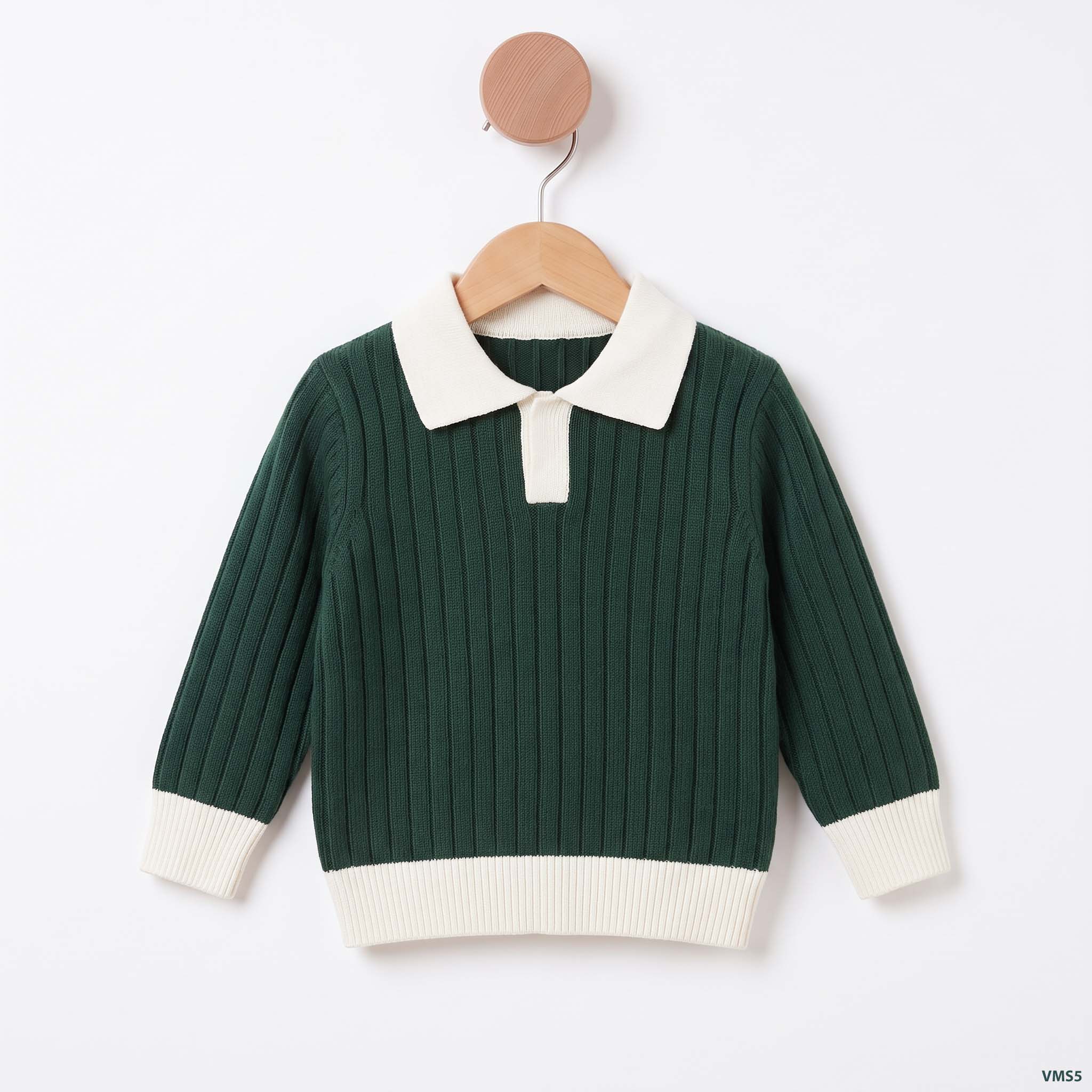 Knitted_sweater_hanging_on_hanger_2K_20261023140110