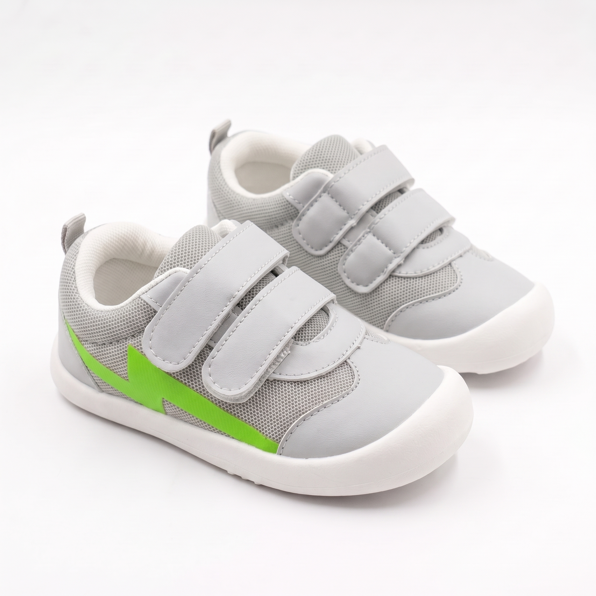 Light_gray_children_sneakers_dis…_2K_20261013154117