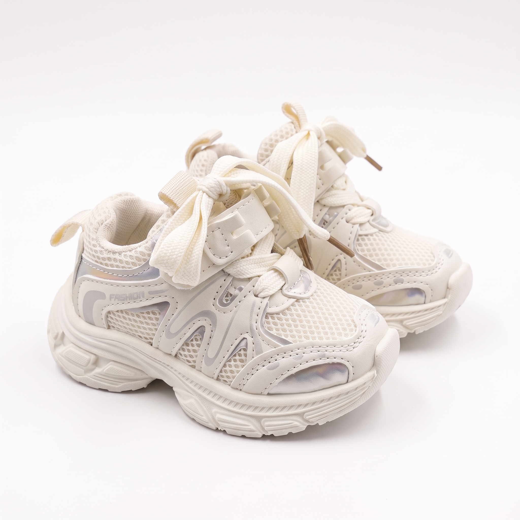 Small_white_children_sneakers_di…_2K_20261012201748