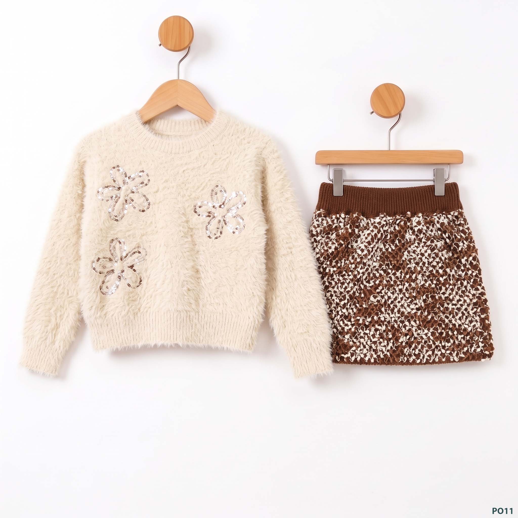 Sweater_and_garment_hanging_agai…_2K_20261017170112