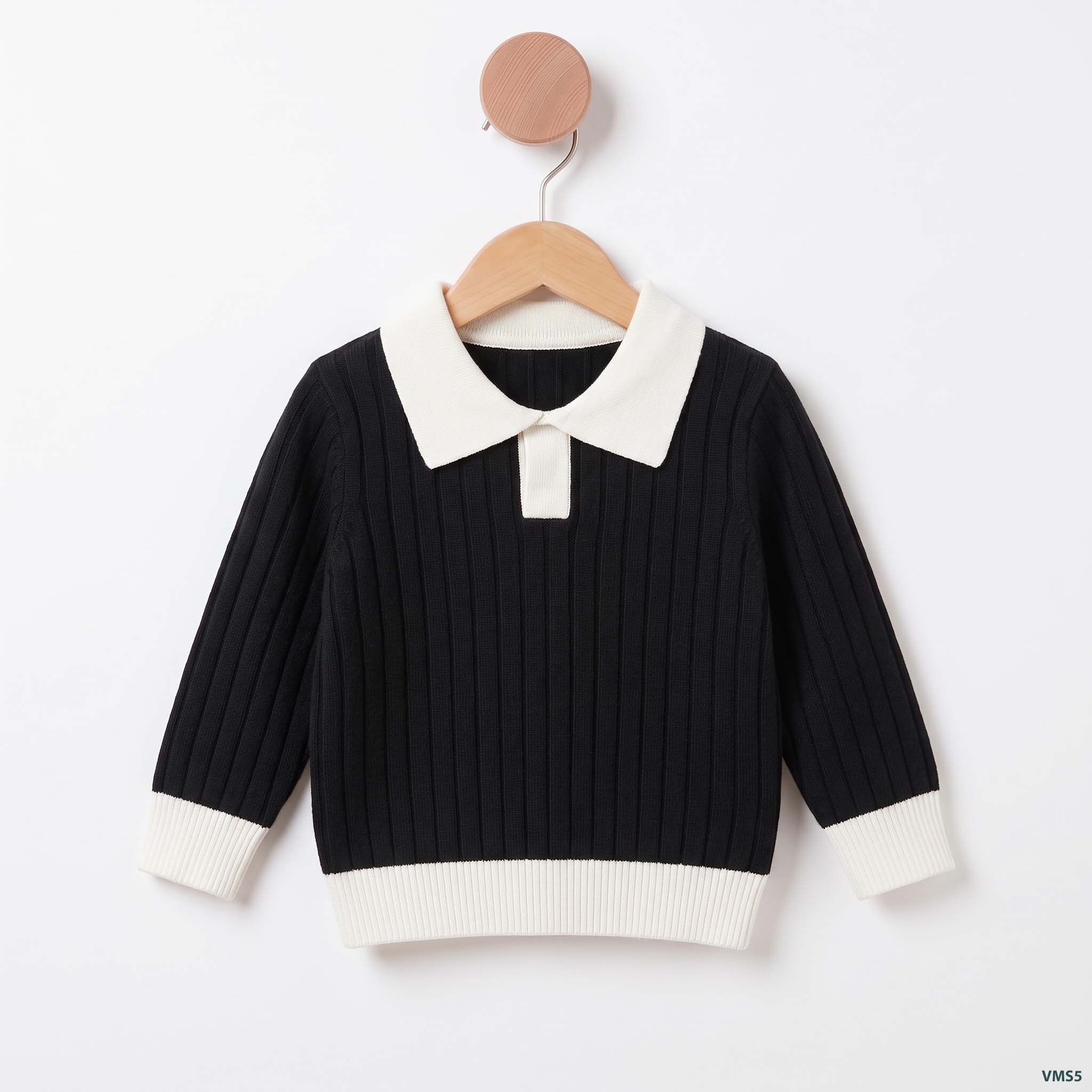 Sweater_hanging_on_wooden_hanger_2K_20261023140115