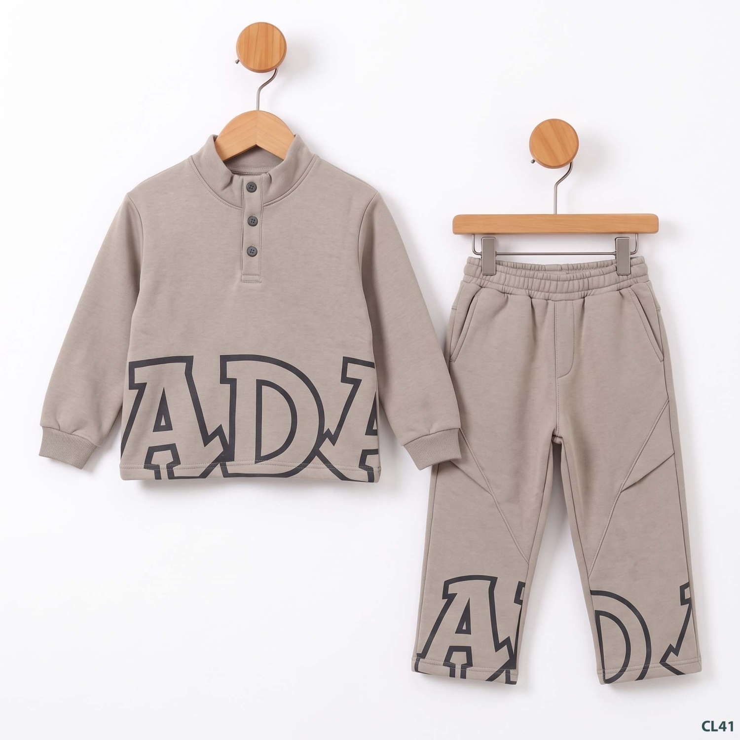 Sweatshirt_and_sweatpants_on_han…_2K_20261010172913 (1)