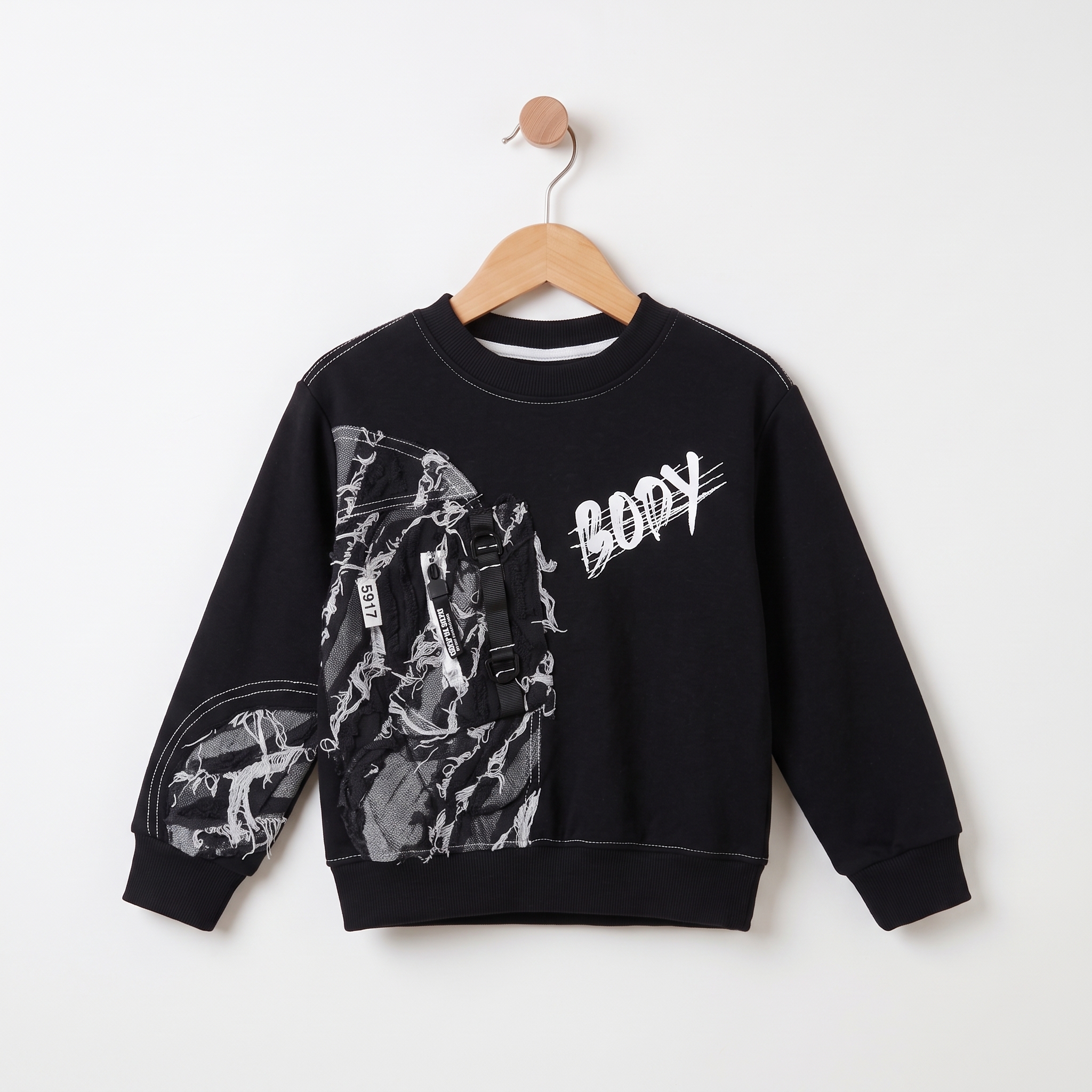 Sweatshirt_hanging_on_wooden_hanger_2K_20261021205245