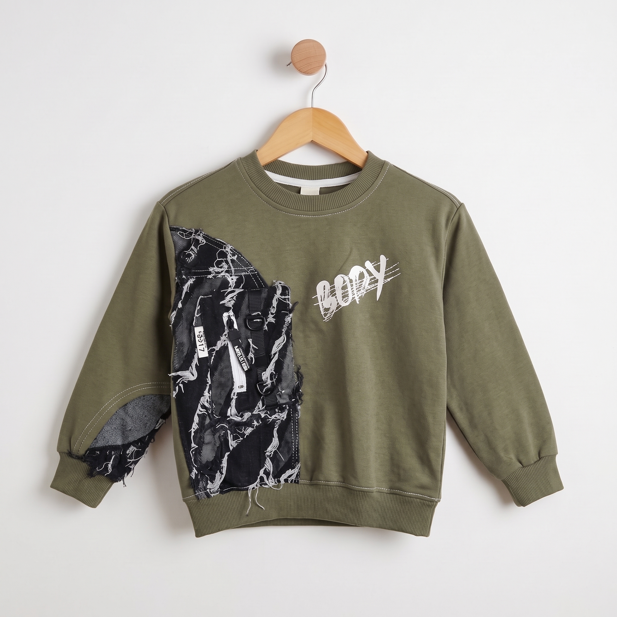 Sweatshirt_hanging_on_wooden_hanger_2K_20261021211229