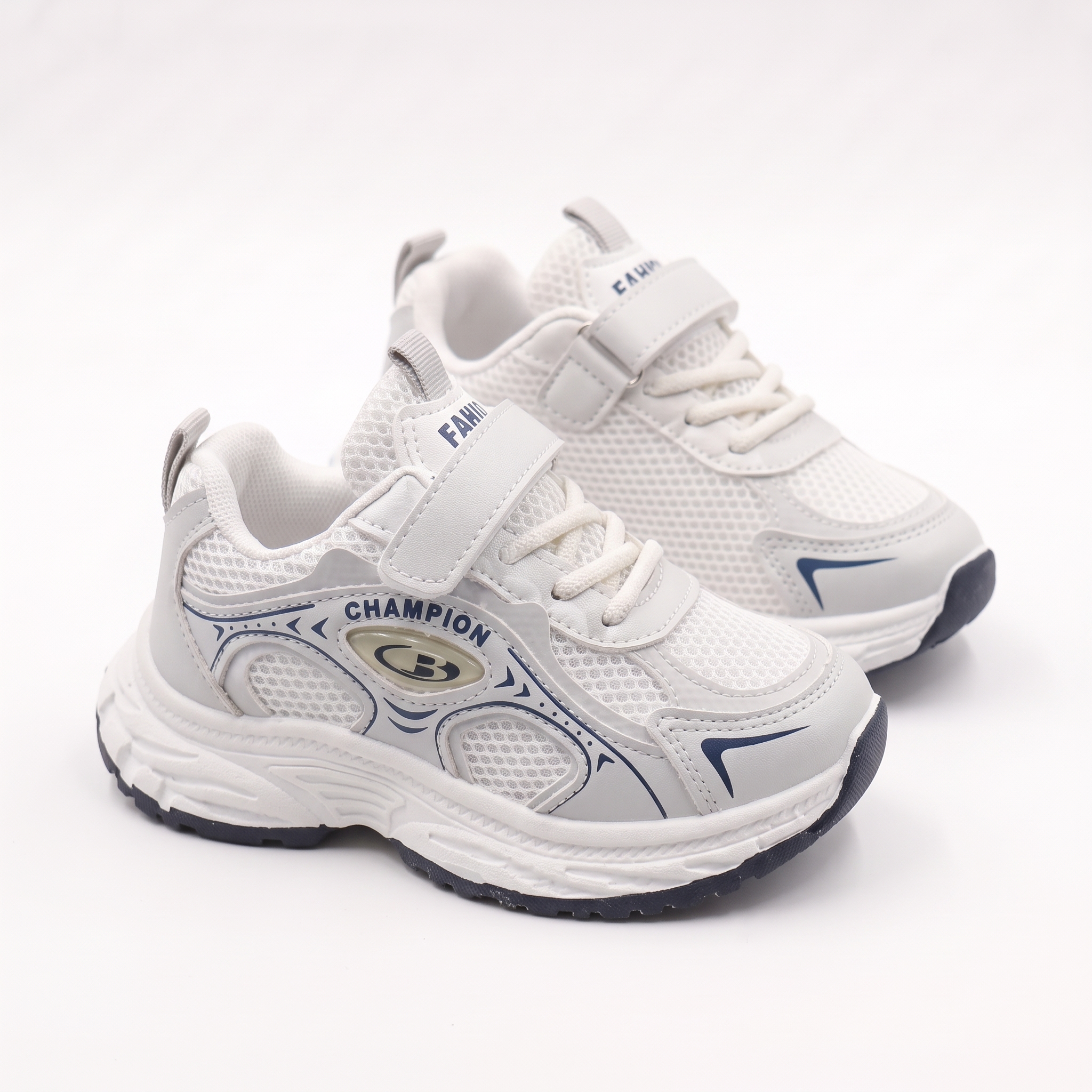 White_sneakers_product_photography_2K_20261014125539