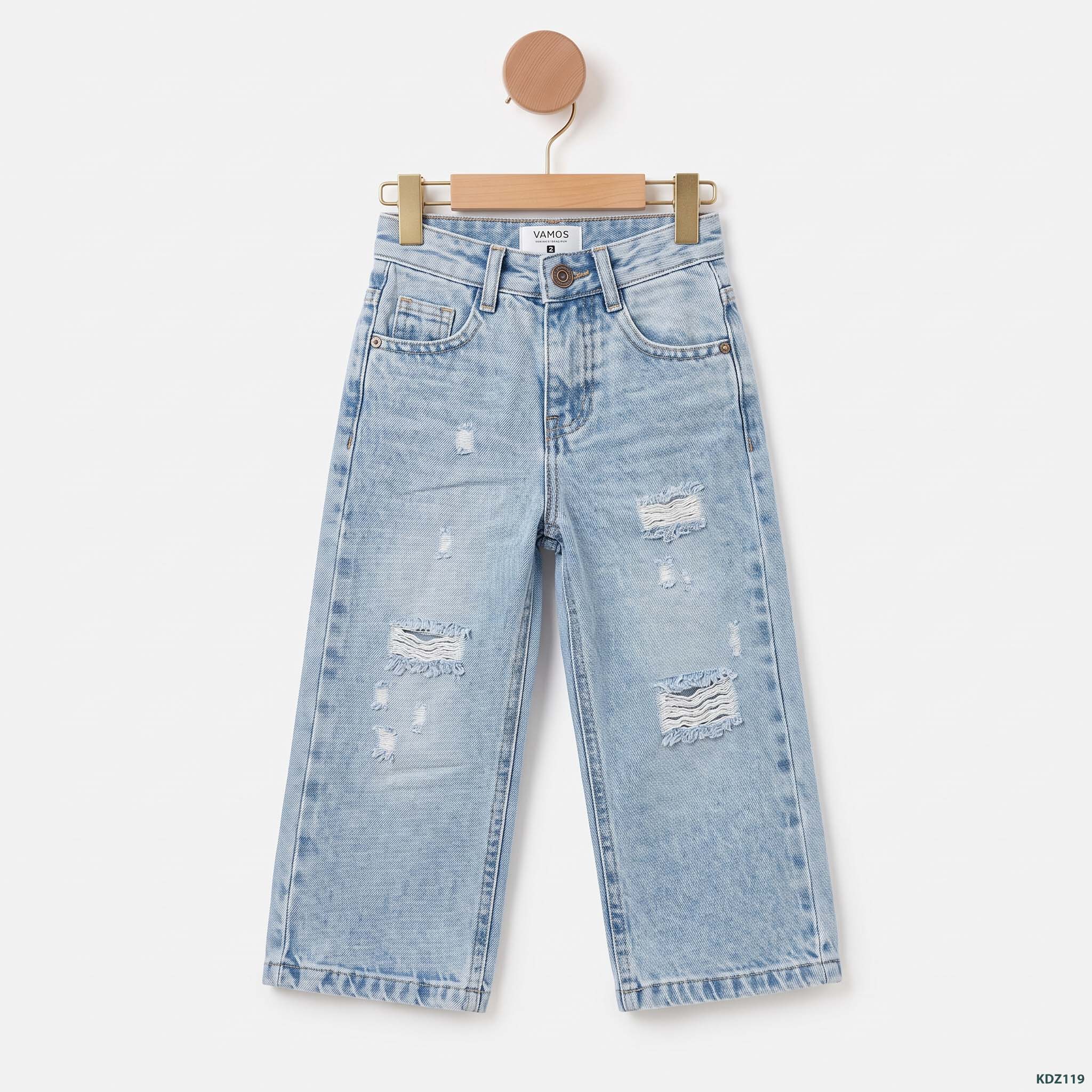 Wide-leg_jeans_hanging_on_hanger_2K_20261001205425